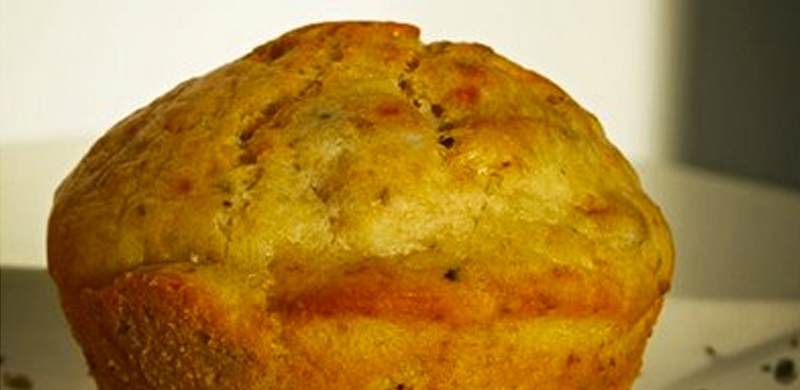 Muffins de tomatitos secos en aceite y hierbas