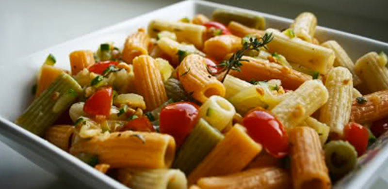 Pasta con calabacín y tomatitos
