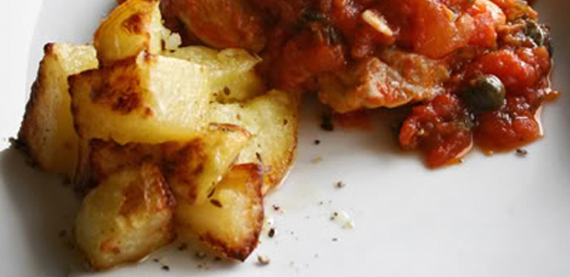 Pollo guisado con tomates, alcaparras y aceitunas con patatitas al comino