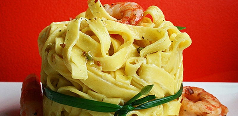 Tallarines al curry con gambas y ajos tiernos