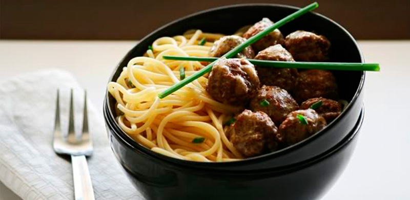Espaguetis con albóndigas a la mostaza y miel