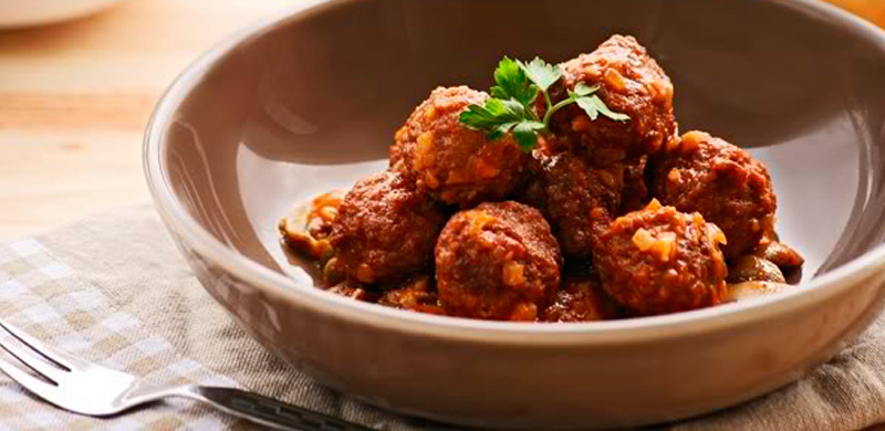 Albóndigas en salsa con guisantes y champiñones