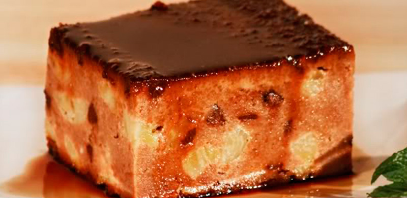 Pudín de muffins de chocolate y plátano
