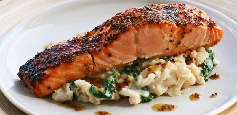 Salmón crujiente con crema de judías y rúcula