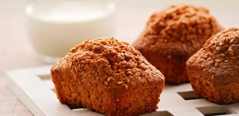 Mini cakes de harina integral con canela y sésamo