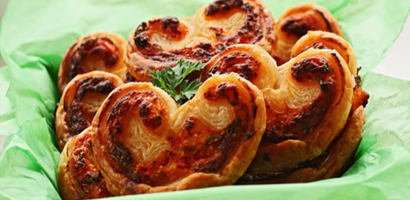 Mini palmiers con queso de cabra y pimientos del piquillo