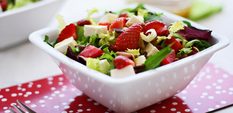 Ensalada de fresones y queso fresco con vinagreta de miel