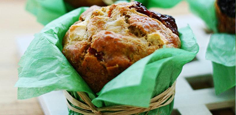 Muffins con tomates secos, feta y pesto