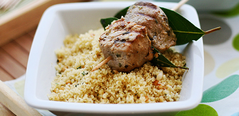 Brocheta de atún marinado con cuscús