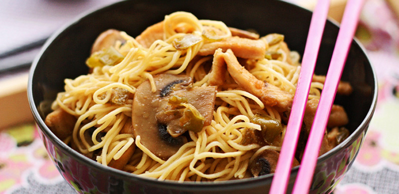 Fideos chinos con salsa de soja y pollo
