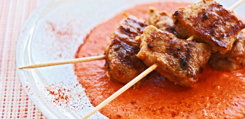 Broquetas de cerdo con comino y muhammara