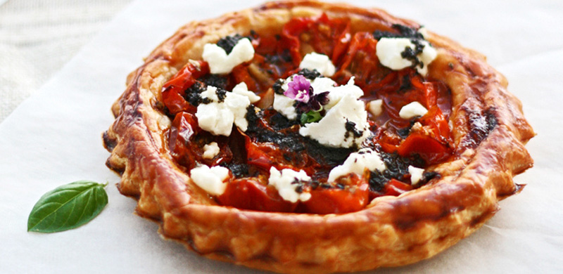 Tartaletas de tomatitos con queso de cabra y aceite negro