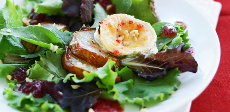 Ensalada templada de pera y queso de cabra con salsa de arándanos