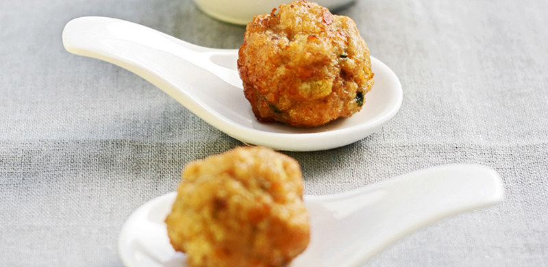 Albóndigas de cerdo y calamar con salsa de azafrán