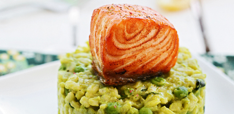 Risotto a la menta con guisantes y salmón