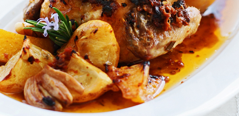 Picantón aromático al horno con patatitas al romero