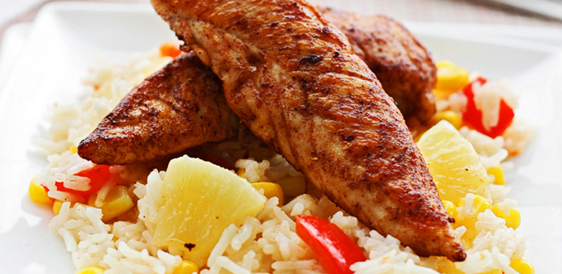 Solomillos de pollo cajún con arroz y piña