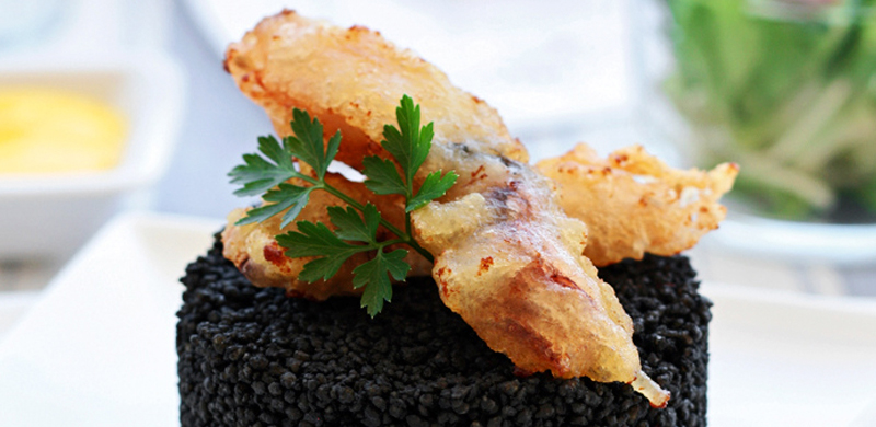 Cous-cous negro con puntilla de calamar en tempura y alioli de azafrán