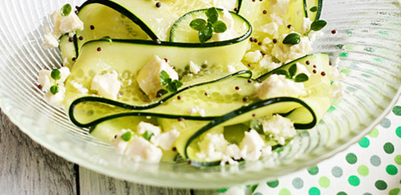 Ensalada de pepino con feta y tomillo limón