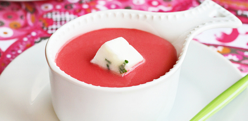 Sopa fría de remolacha y naranja con cubitos de yogurt y cebollino