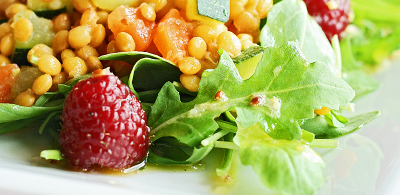 Ensalada de lentejas, rúcula y frambuesas